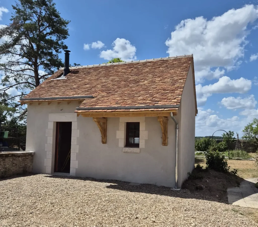 Petite maison rurale avec toit en tuiles