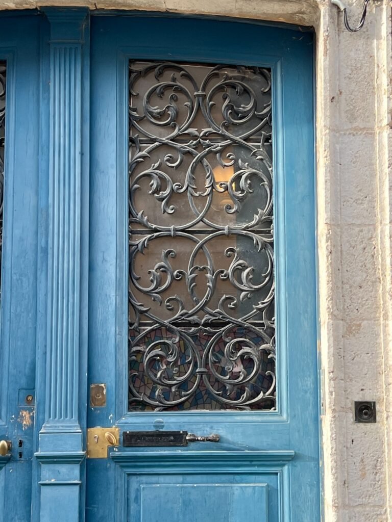 Porte bleue avec grille en fer forgé