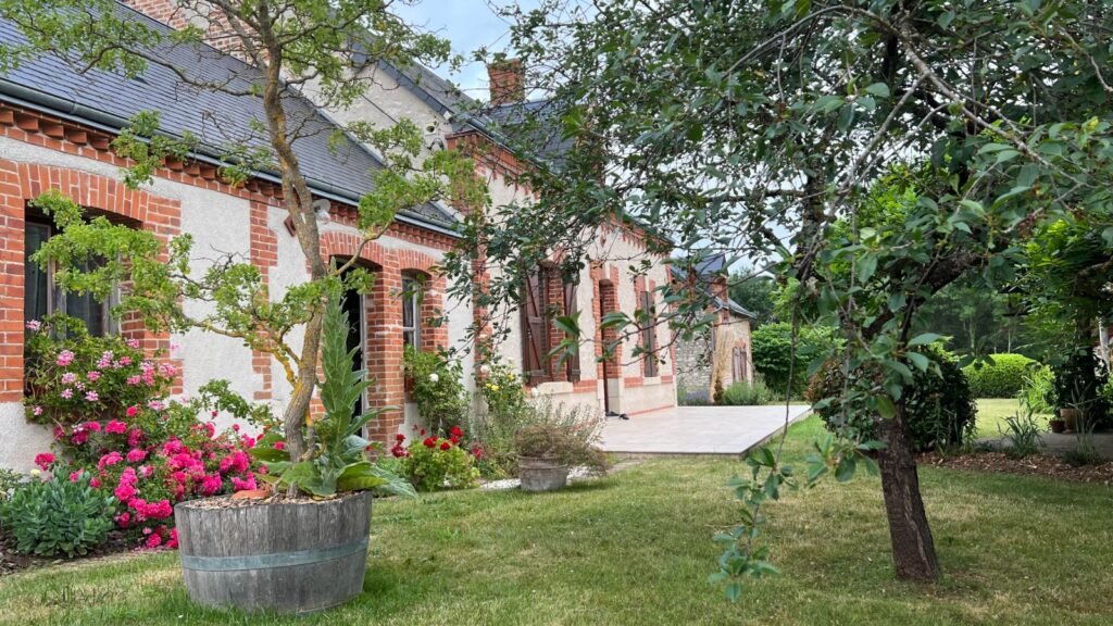 Maison de campagne en brique avec jardin fleuri